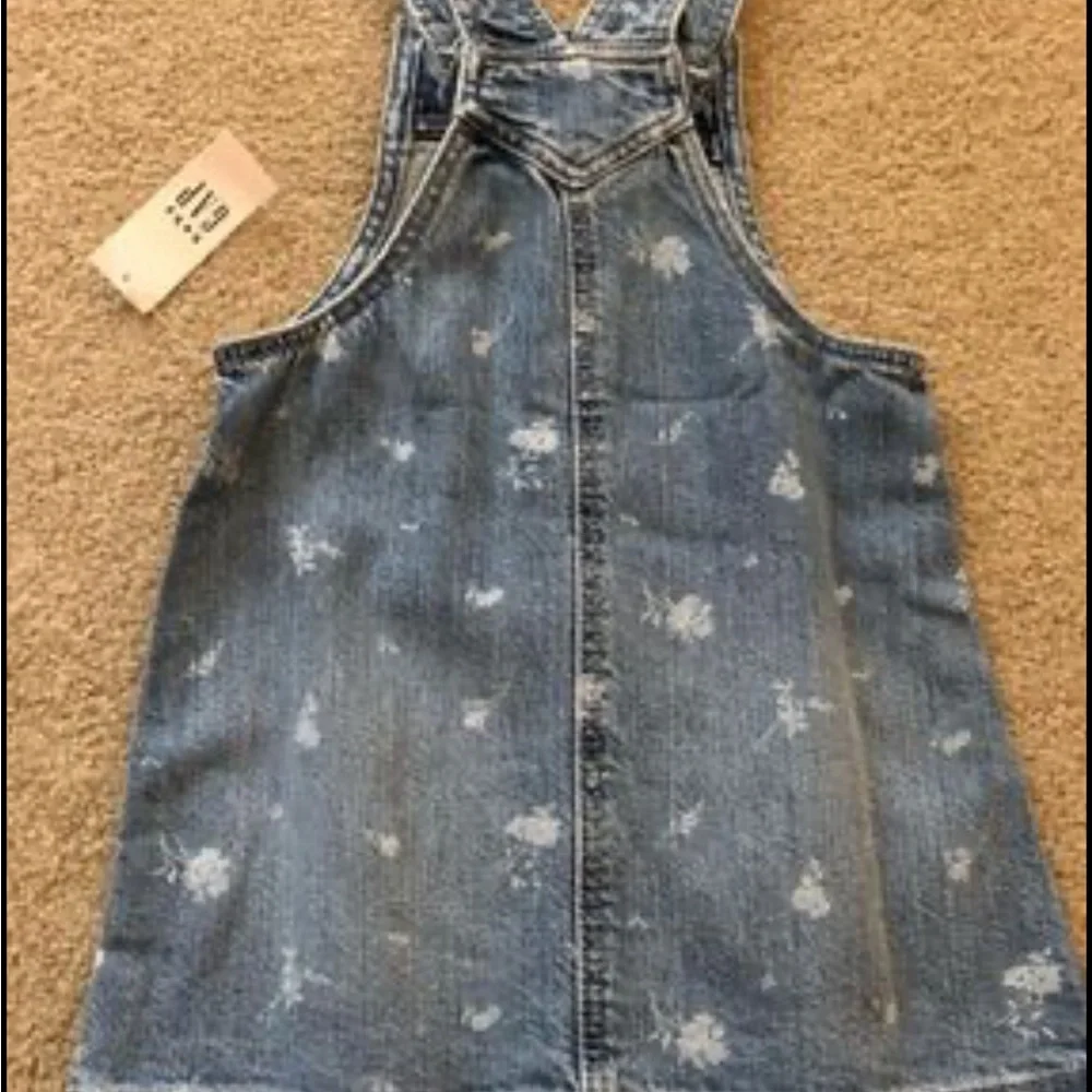 Brand New With Tags ~ 2T Toddler Girls ~ Baby Gap Denim Floral Overall Dress - Picture 3 of 4